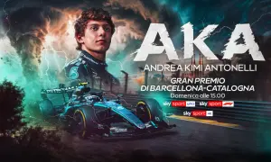 Andrea Kimi Antonelli pronto per le f1 qualifiche oggi a Barcellona. La sua monoposto Mercedes sfreccia sotto un cielo tempestoso.