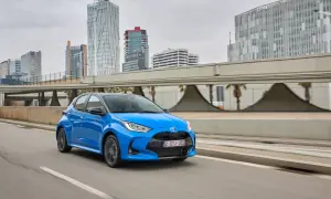 Auto ibrida blu in città, un'opzione ecologica per esplorare i vantaggi e gli svantaggi della mobilità moderna.