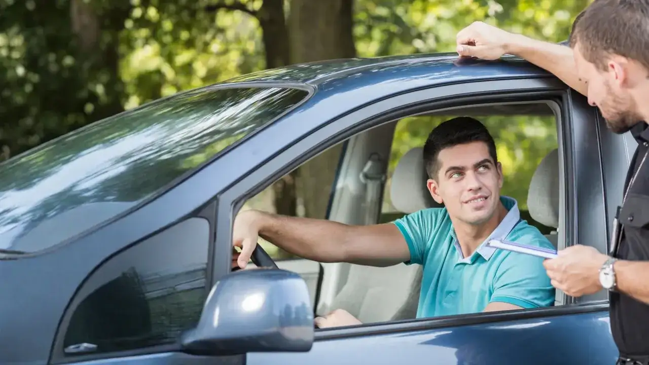 Agente mostra un verbale a un automobilista, forse per assicurazione scaduta e multa.