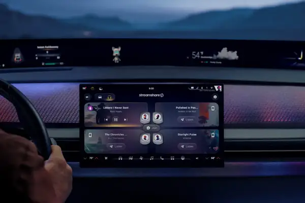 Interno auto con display touch che mostra app musicali. Icona cuffie in alto, suggerisce come collegare bluetooth per ascoltare musica.