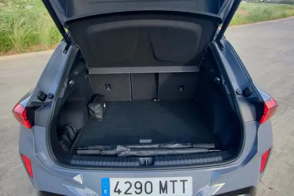 Bagagliaio aperto della Cupra Terramar, con ombrello e kit di emergenza. Le dimensioni sono adatte per un viaggio.