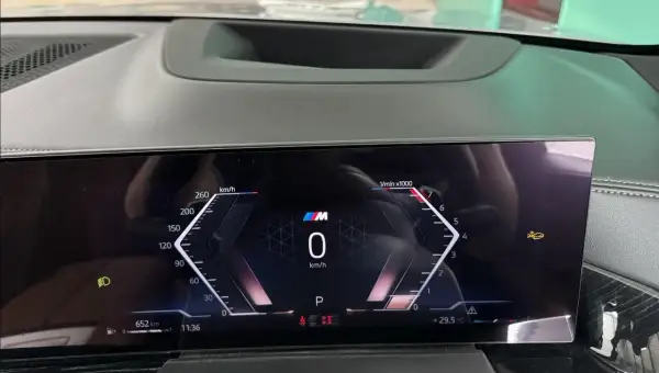 Cruscotto digitale con tachimetro, contagiri e icona di avviso di collisione anteriore attiva.