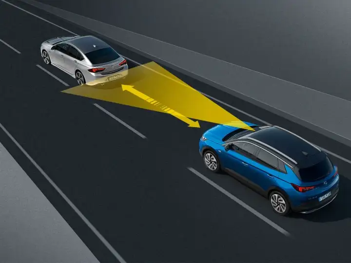 Il cruise control adattivo rileva l'auto che precede, mantenendo la distanza di sicurezza.